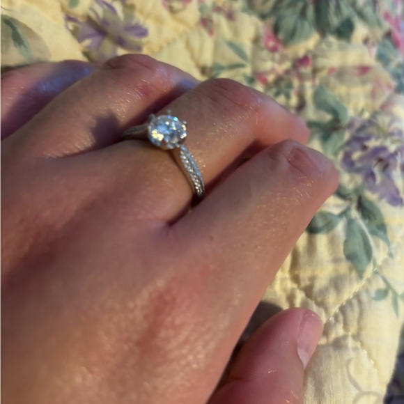 925 Sterling Silver Ring with Moissanite Gemstone - Picture 3 of 4